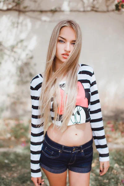 Beautify girl posing in the park — Stock Photo, Image