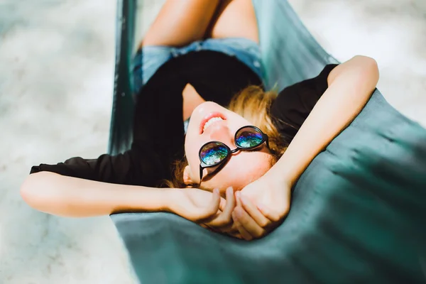 Junges Mädchen ruht in Hängematte — Stockfoto