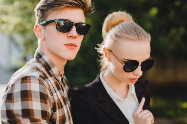 Fashionable couple in sunglasses — Stock Photo, Image