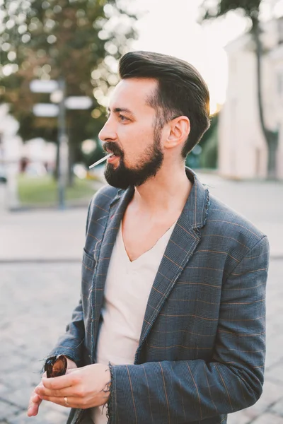 Tipo con barba fumando un cigarrillo —  Fotos de Stock