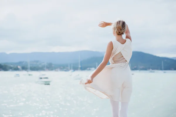 Chica posando en el muelle en pisos de ballet —  Fotos de Stock