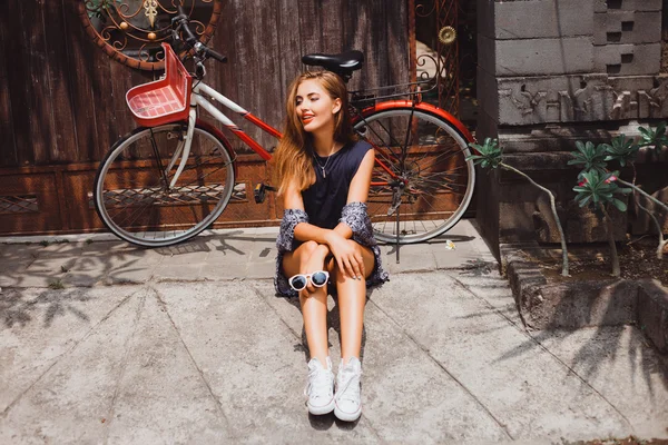 Chica hipster cerca de bicicleta —  Fotos de Stock