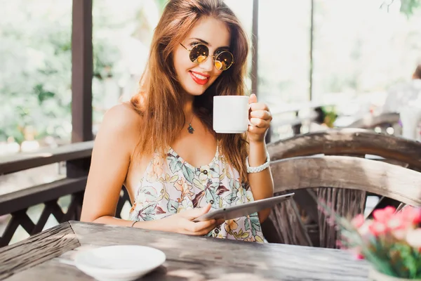 Mulher no café beber café — Fotografia de Stock