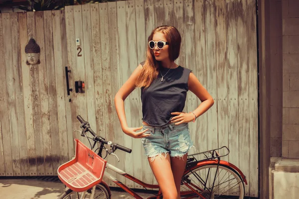 Fille posant avec vélo vintage — Photo