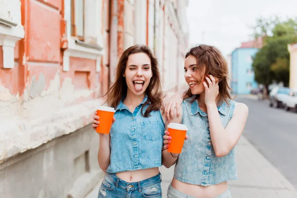 Brünette Freundinnen trinken Kaffee — Stockfoto