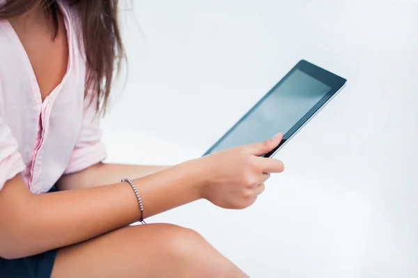 Menina trabalhando no tablet — Fotografia de Stock