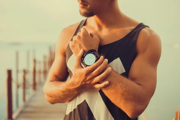 Joven barbudo de pie en el muelle — Foto de Stock