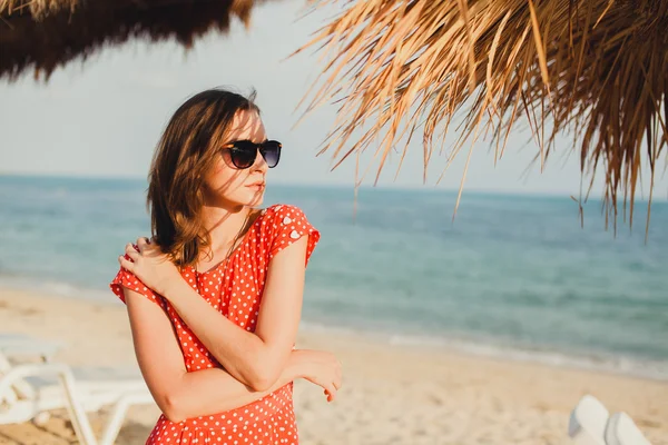 Chica en gafas posando en la playa — Foto de Stock