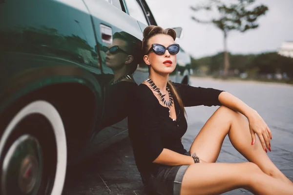 Menina posando perto de carro vintage — Fotografia de Stock