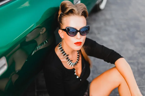 Girl   posing near vintage car — Stock Photo, Image