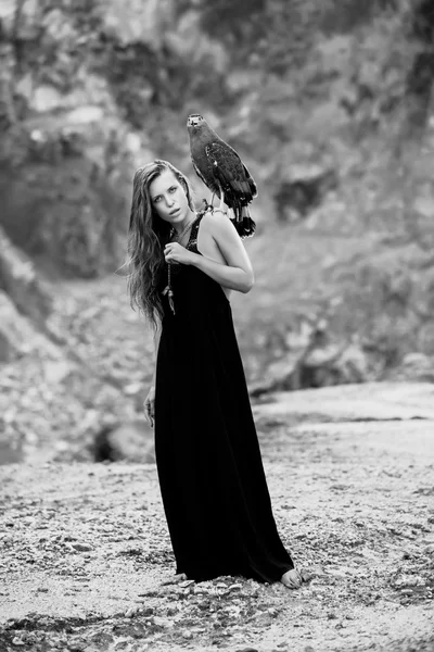 Mulher com grande águia — Fotografia de Stock