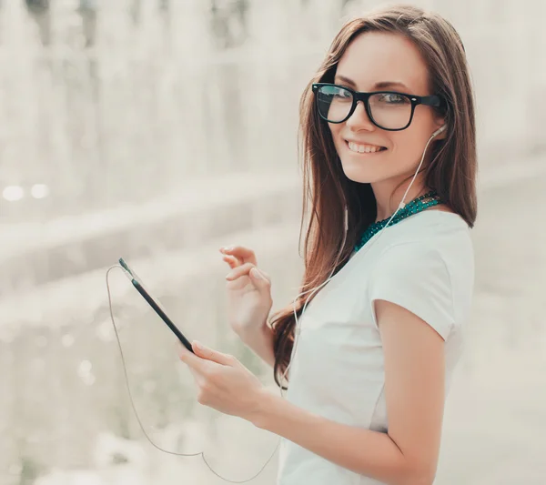 Hipster donna con tablet digitale . — Foto Stock