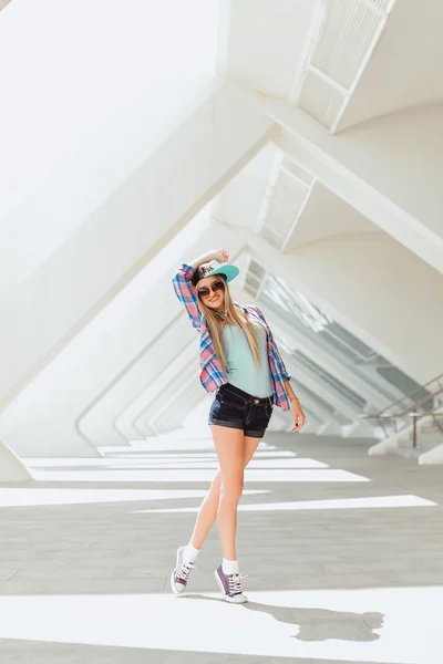 Young hipster beautiful woman — 图库照片