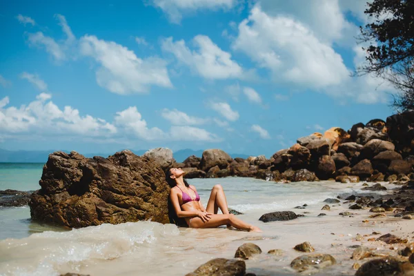 Hermosa mujer posando en la playa — Foto de Stock