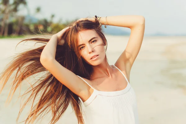 Mädchen posiert am Strand — Stockfoto