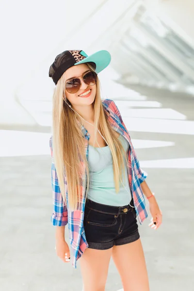 Young hipster beautiful woman — Stockfoto