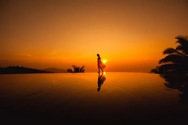 Κορίτσι Ποζάροντας στο ηλιοβασίλεμα — Φωτογραφία Αρχείου
