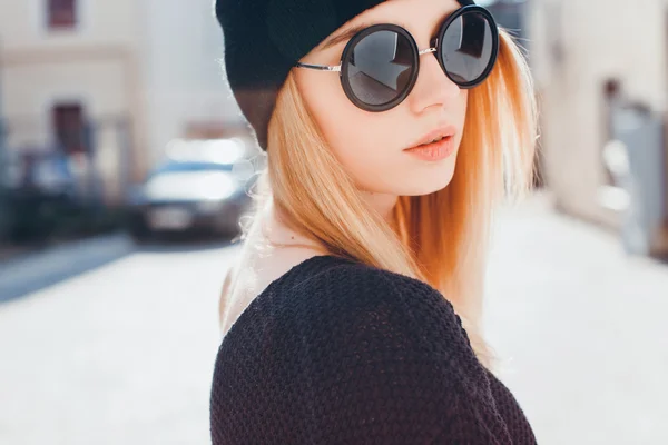 Young girl  posing on the street — Stock Photo, Image