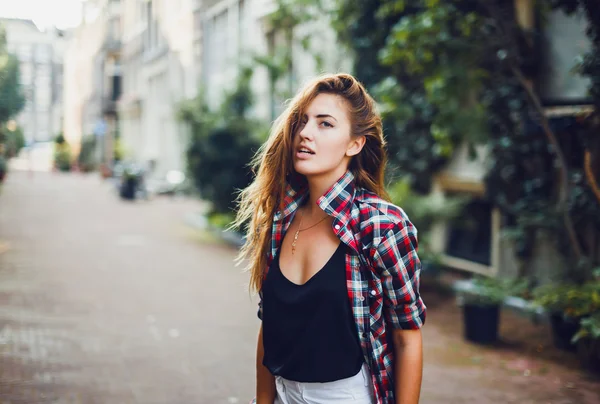 Girl posing in the street — Stock Photo, Image