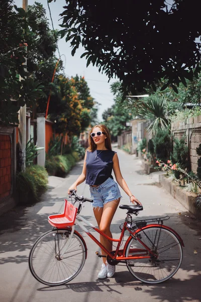 Girl posing with  vintage bicycle — 图库照片