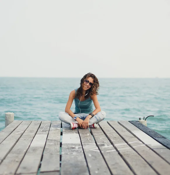 İskele içinde oturan kız — Stok fotoğraf