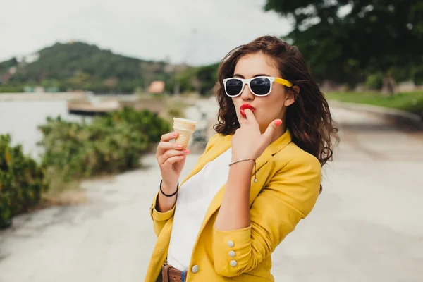 Chica en gafas comer comida rápida — Foto de Stock