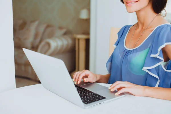 Jovencita que trabaja en casa — Foto de Stock