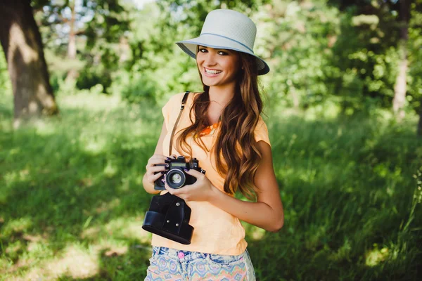 Chica posando en el parque — Foto de Stock