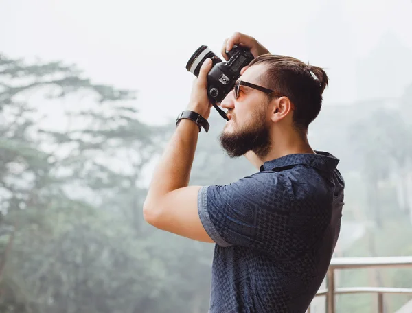 Heureux jeune gars avec grand appareil photo — Photo