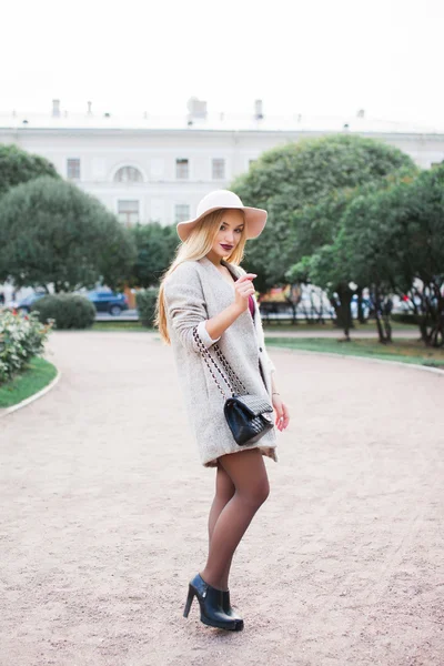 Blond tjej med rött läppstift — Stockfoto