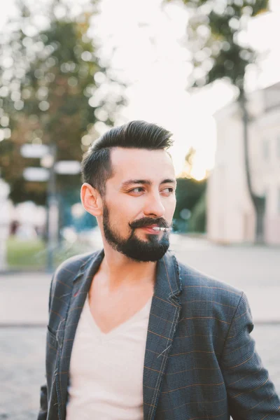 Tipo con barba fumando un cigarrillo — Foto de Stock