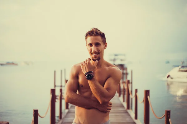 Man posing in the pier — Stock Photo, Image