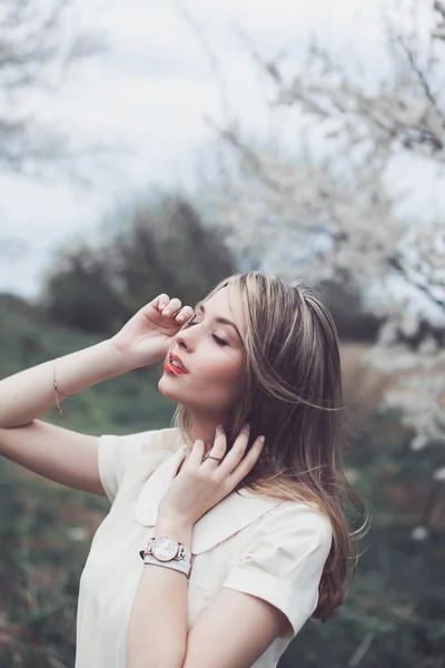 꽃 정원에서 포즈를 취하는 아름 다운 소녀 — 스톡 사진