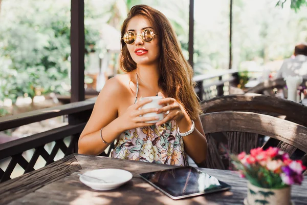 Mulher no café beber café — Fotografia de Stock