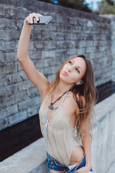 Beautiful young woman posing — Stock Photo, Image