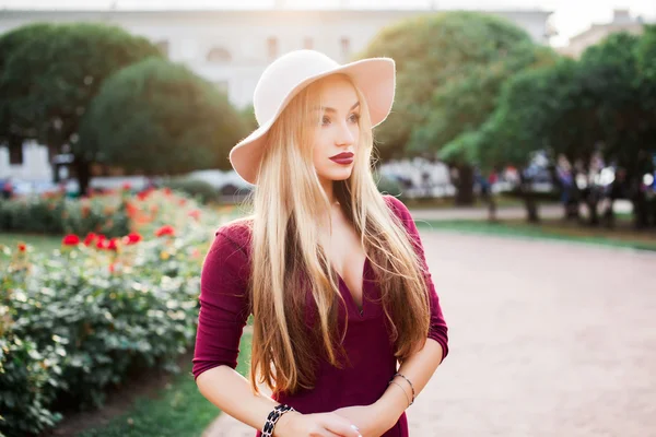 Chica de moda con labios rojos —  Fotos de Stock