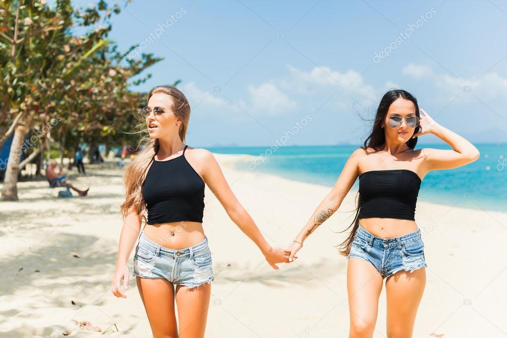 Meninas bonitas na praia - Stockphoto #22826679