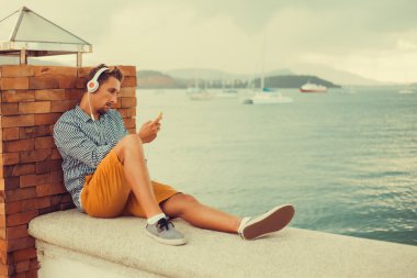 adam kulaklık müzik dinleme