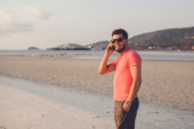 adam telefonu ile sahilde