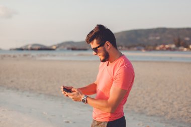 adam telefonu ile sahilde