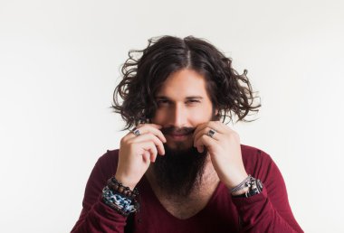 Kırmızı ceketli genç adam