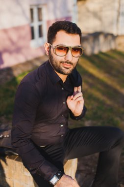 genç adam sakal ve güneş gözlüğü