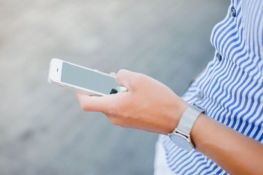 genç adam bir smartphone holding
