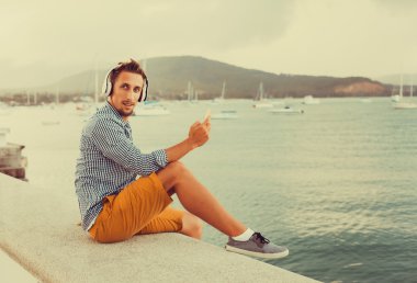 adam kulaklık müzik dinleme