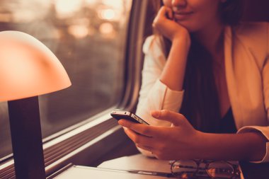 genç kız smartphone üzerinde çalışma