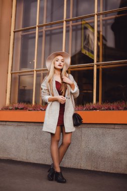 Kırmızı ruj sarışın kız