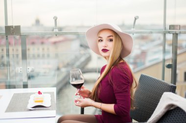 genç kadın kırmızı şarap içme
