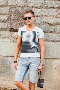 Sokağın ortasında poz çocuk