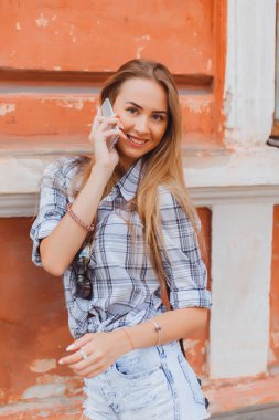 Akıllı telefon kullanan bir kadın.