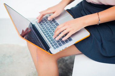 dizüstü bilgisayarda çalışan güzel bir kız